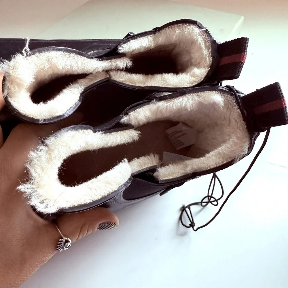 NWOT Tretorn Lara Lined Faux Fur Lined Chelsea Booties